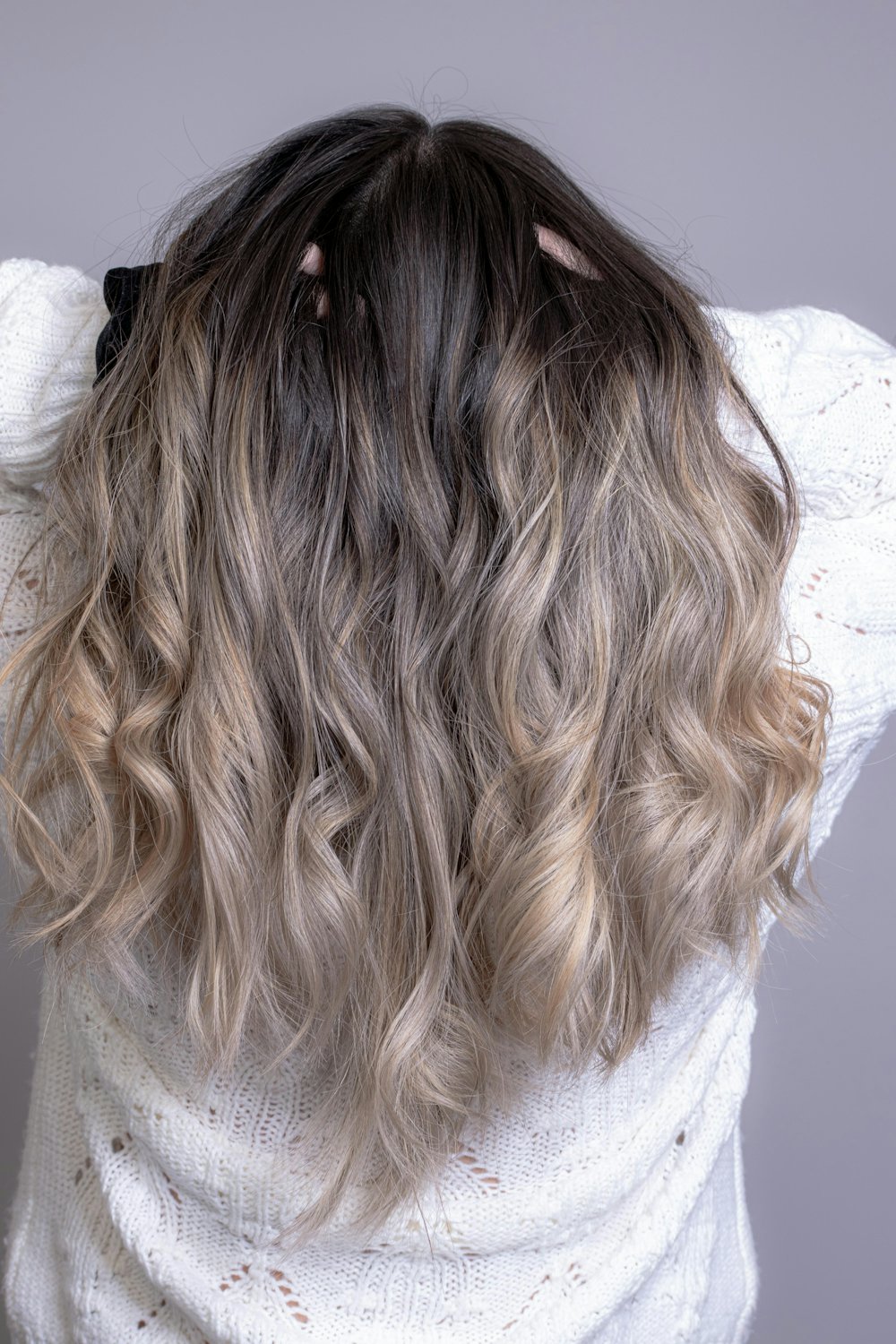 Cheveux longs ondulés avec un balayage blond