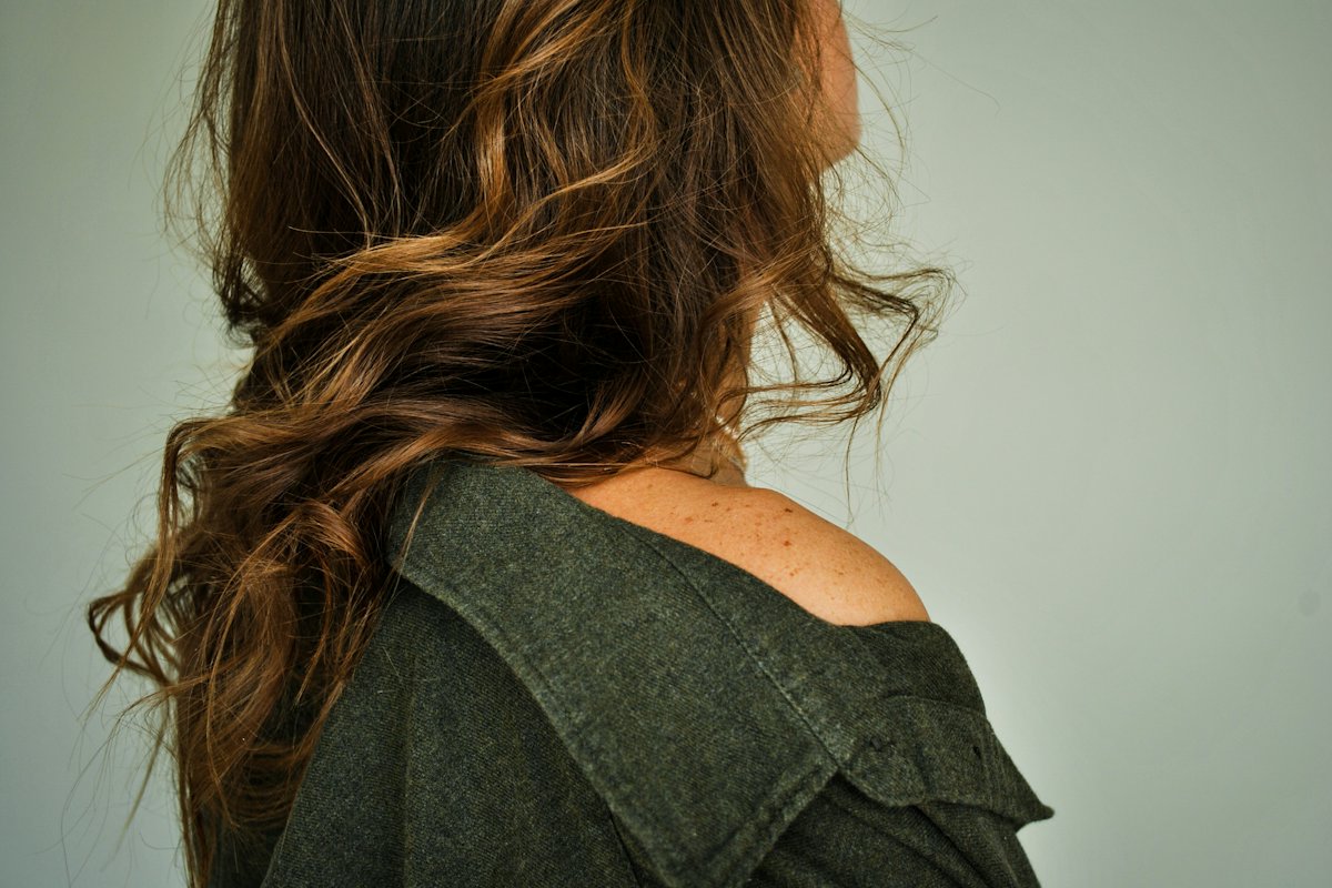Longs cheveux châtains ondulés, vus de dos
